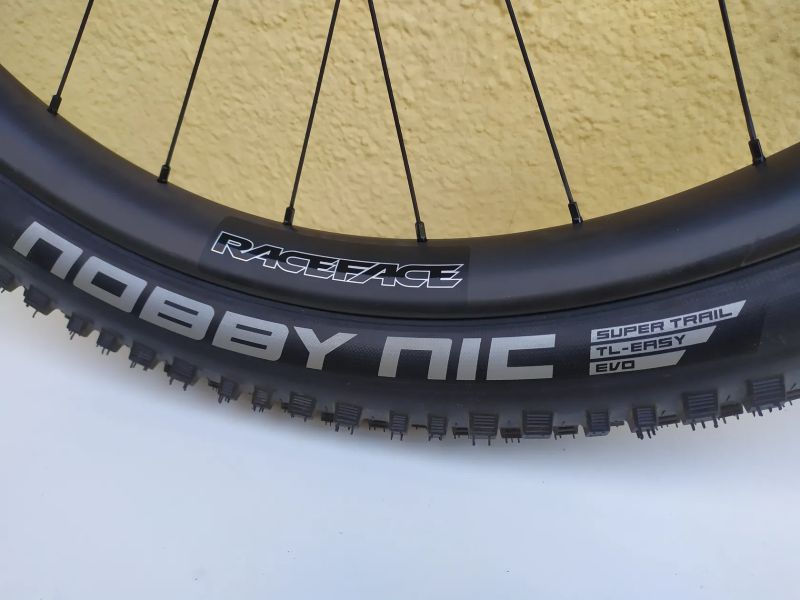 Zapletená kola karbon - RaceFace 29 + 27,5