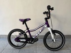 Ultralehké dětské kolo Stuf LW 16″ (5,5 kg) – model 2023