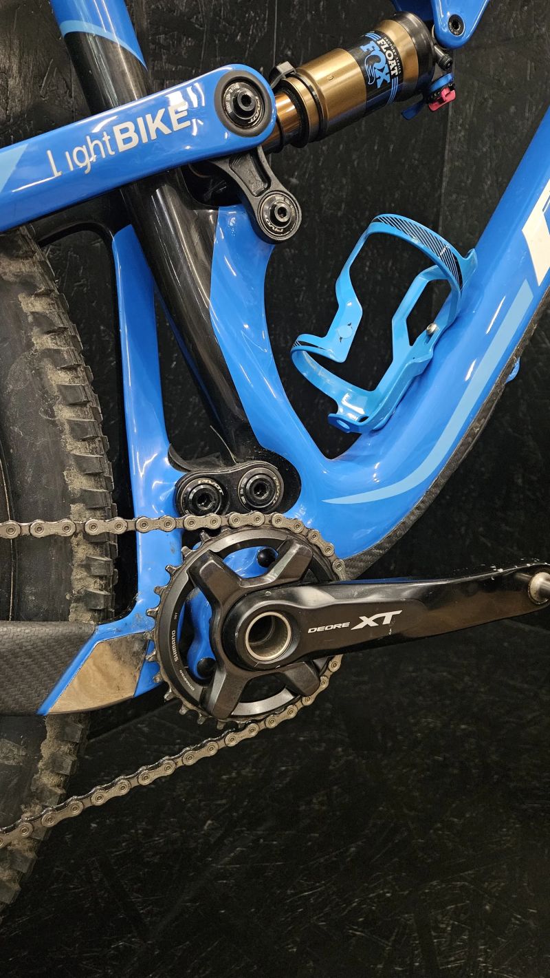 Pivot Cycles MACH 429 trail