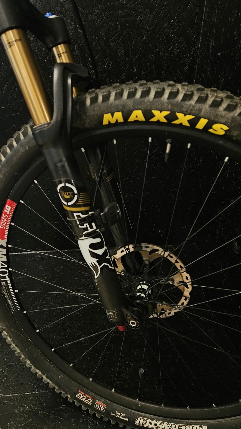 Pivot Cycles MACH 429 trail