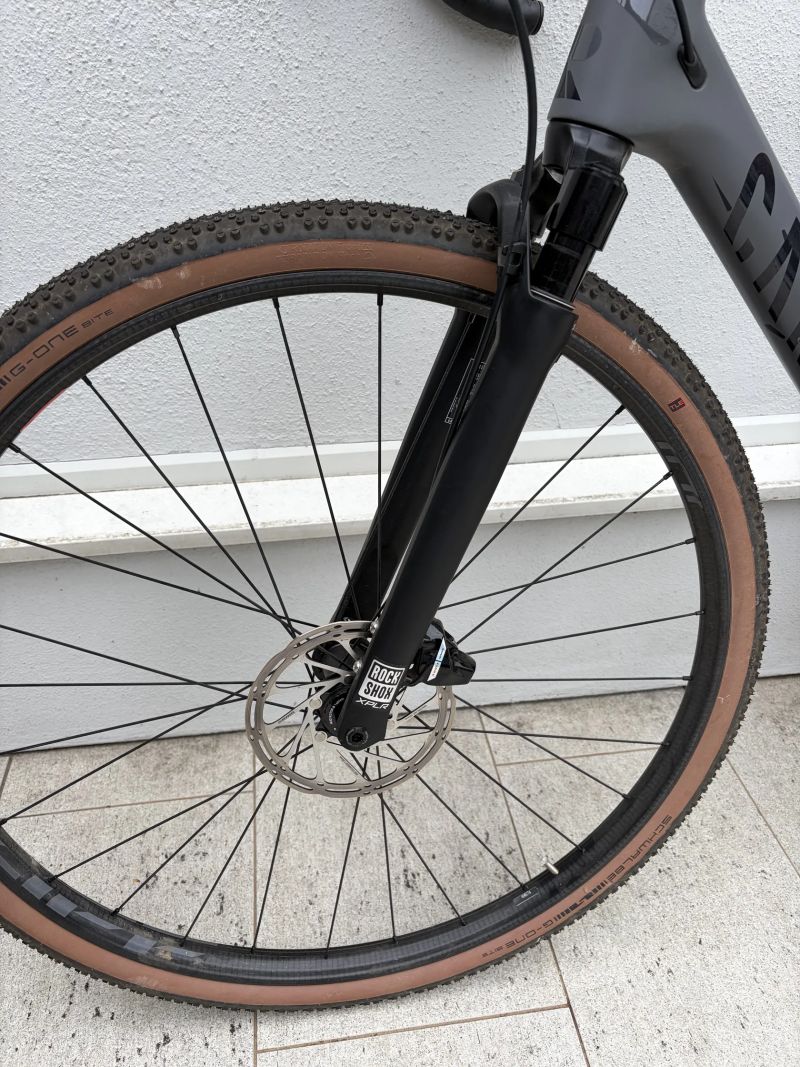 Canyon Grizl CF SLX 8 AXS Trail - Top stav, najeto do 100 km