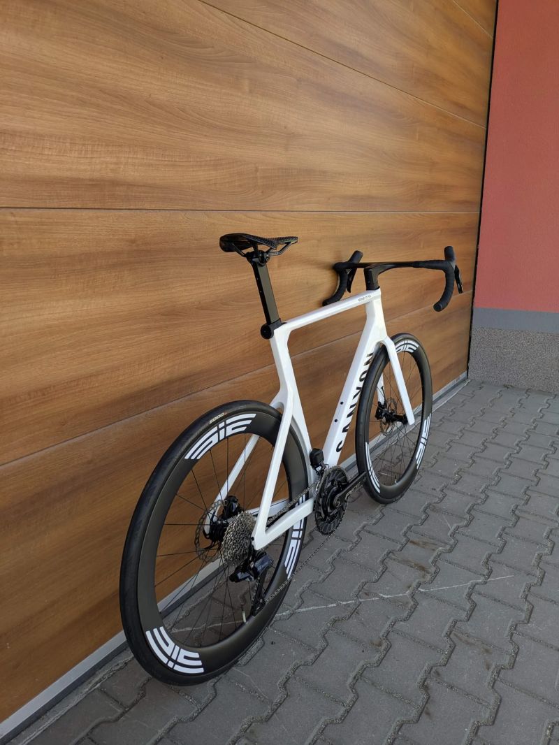 Canyon AEROAD CF SLX Di2, watmetr, karbon ráfky