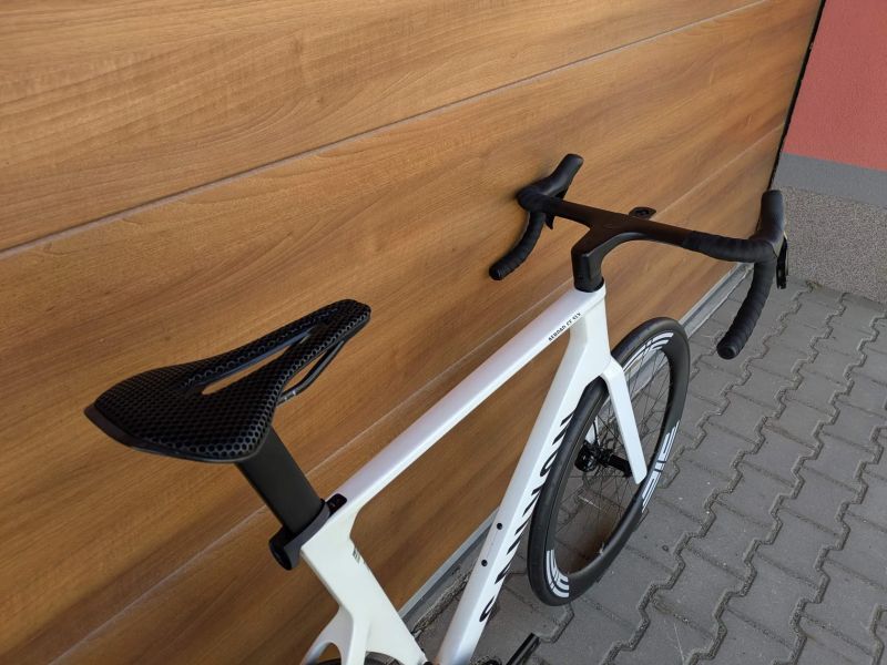 Canyon AEROAD CF SLX Di2, watmetr, karbon ráfky