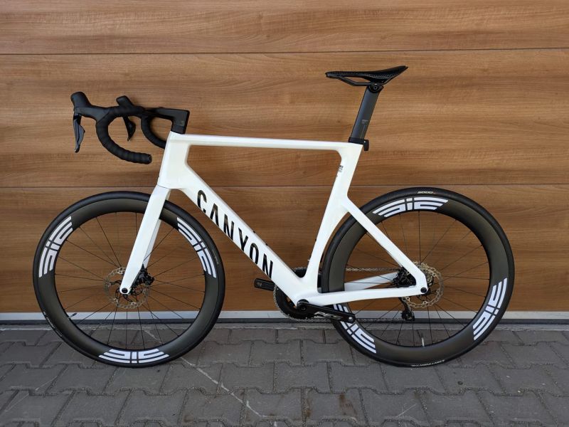 Canyon AEROAD CF SLX Di2, watmetr, karbon ráfky