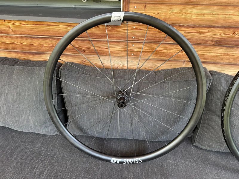 Kola DT Swiss E1800 Spline 30mm zapletená nová silnice gravel