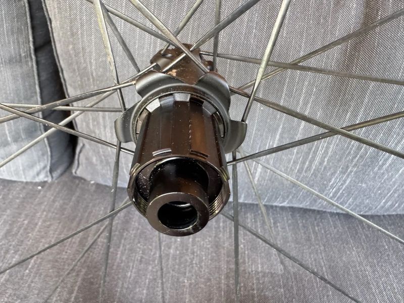 Kola DT Swiss E1800 Spline 30mm zapletená nová silnice gravel