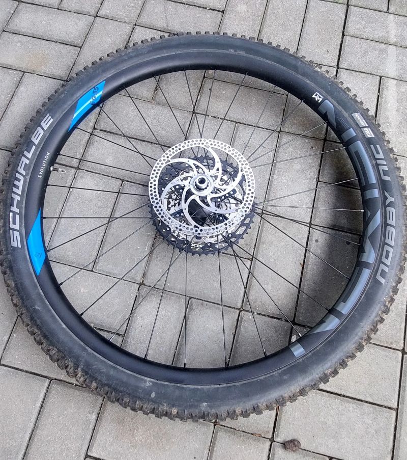 Zadni kolo Sh. XT náboj MS /Newmen ráfek/Kazeta SLX 12r./plášť 