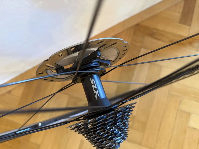 Galusková silniční fitness kola pro MTB, osy 15x100 a 12x142, ráfky Dura-Ace