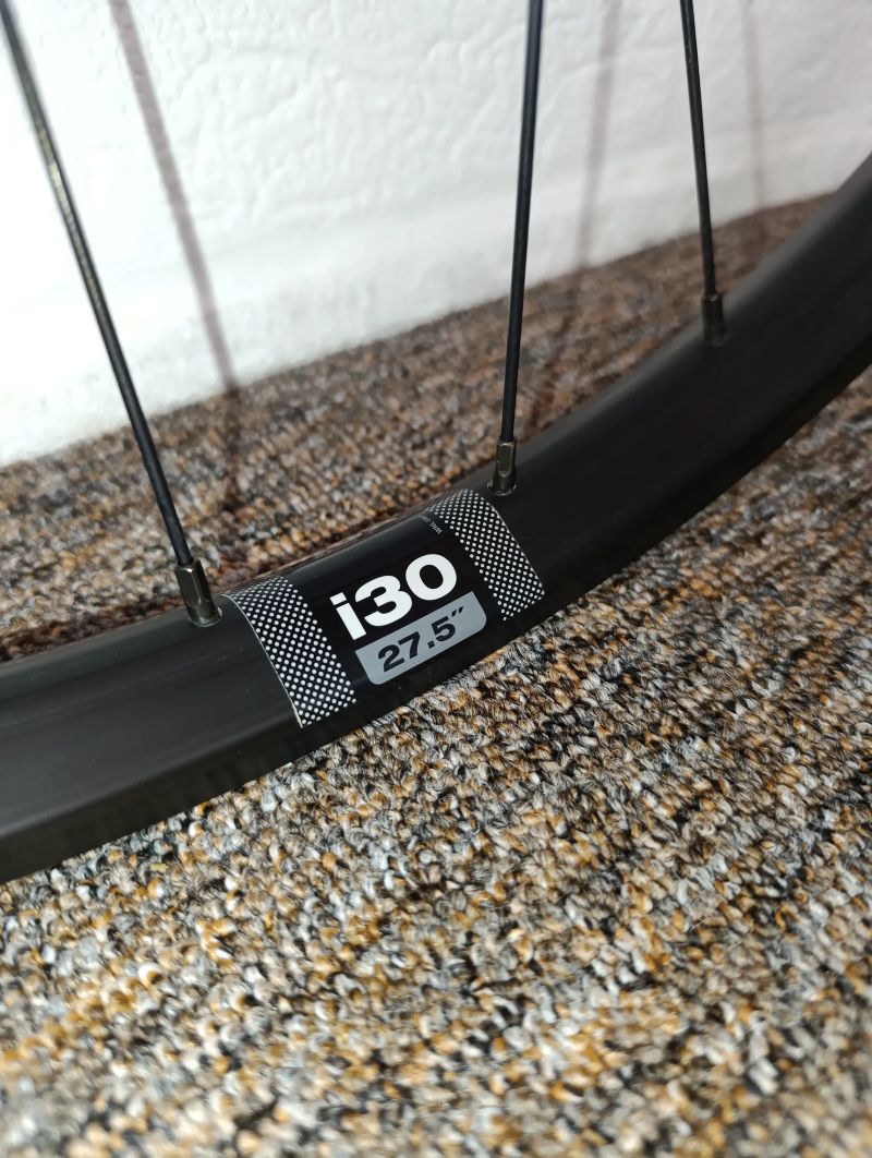 Zadní 27,5 WTB Kom Trail i30/DT Swiss 370 Hybrid Boost 