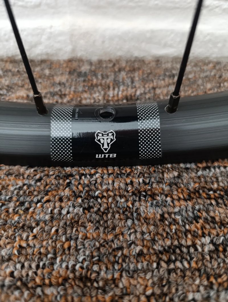 Zadní 27,5 WTB Kom Trail i30/DT Swiss 370 Hybrid Boost 