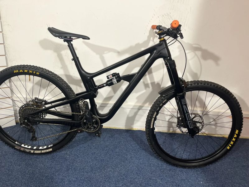 Endurové karbonové kolo, Rock shox Zeb, Shimano XT