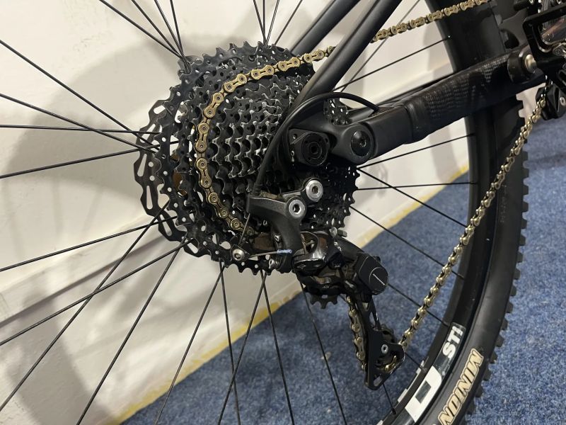 Endurové karbonové kolo, Rock shox Zeb, Shimano XT