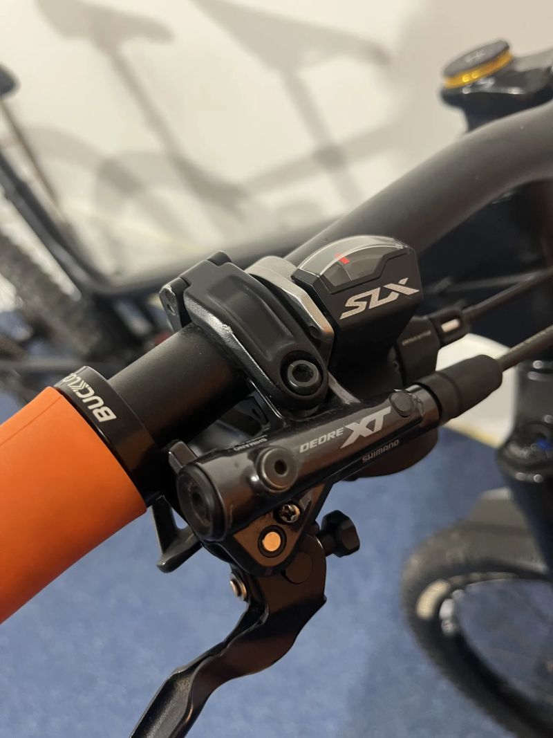 Endurové karbonové kolo, Rock shox Zeb, Shimano XT