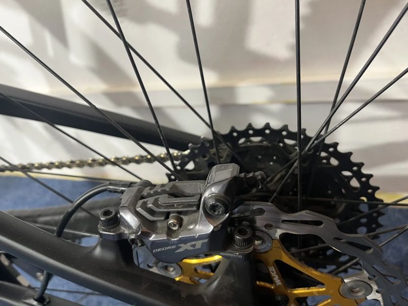 Endurové karbonové kolo, Rock shox Zeb, Shimano XT
