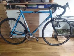 Pinarello s rozbitou přehazovačkou