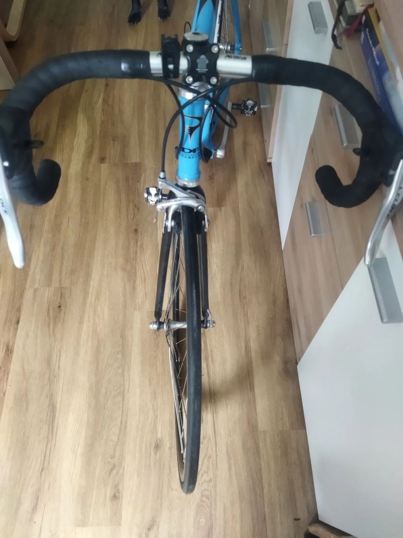 Pinarello s rozbitou přehazovačkou