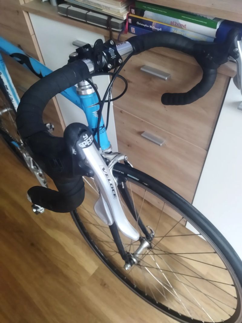 Pinarello s rozbitou přehazovačkou