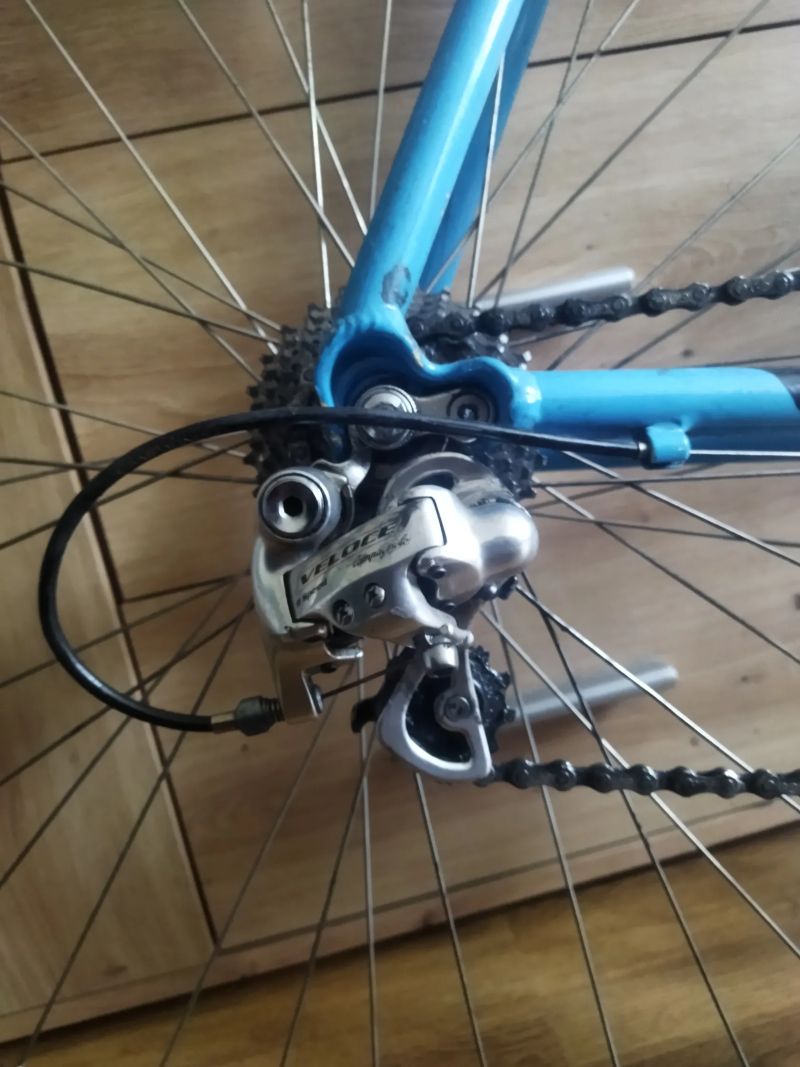 Pinarello s rozbitou přehazovačkou