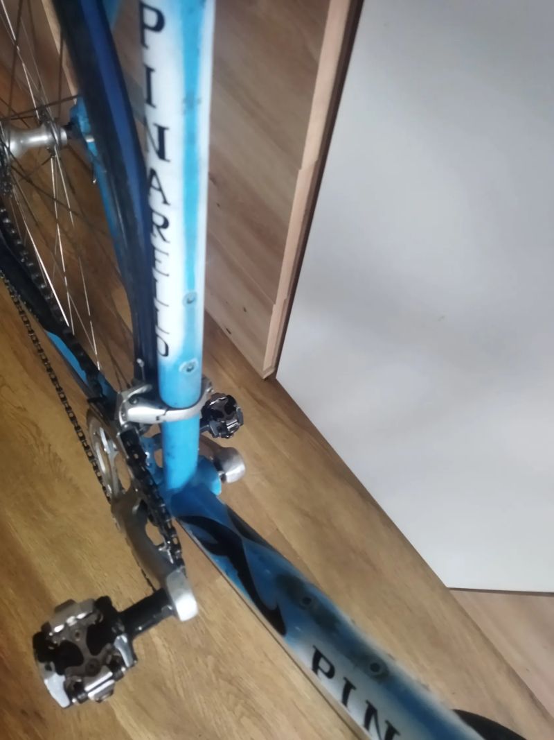 Pinarello s rozbitou přehazovačkou