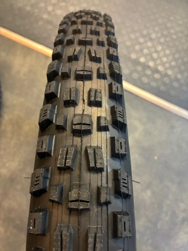 Maxxis Assegai 29", DHR2 27.5" 