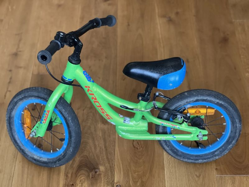 Lehké hliníkové odrážedlo Kross Kido 12" – se zadní brzdou