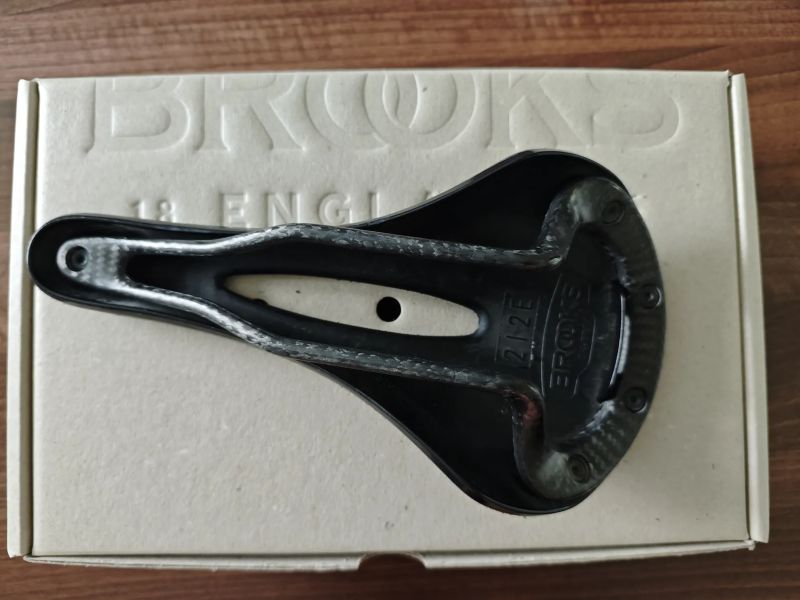Špičkové karbonové sedlo Brooks Cambium C13 Carved, 145mm