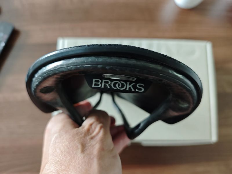 Špičkové karbonové sedlo Brooks Cambium C13 Carved, 145mm