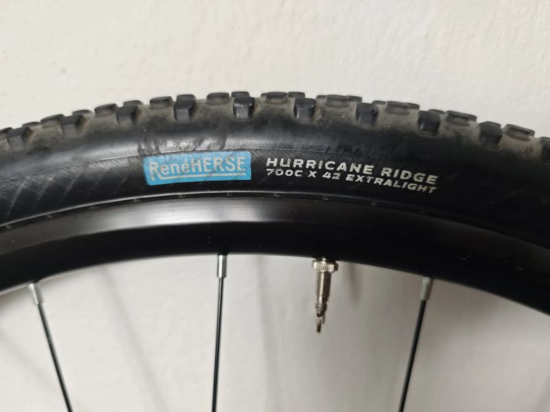 Špičkový gravel plášť Rene herse Huricane Ridge Extralite 42mm
