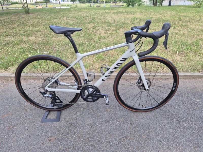 Canyon Endurace CF SL 8 + wattmetr 4iii + bohaté vybavení