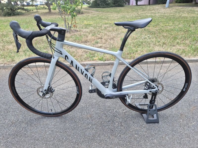 Canyon Endurace CF SL 8 + wattmetr 4iii + bohaté vybavení