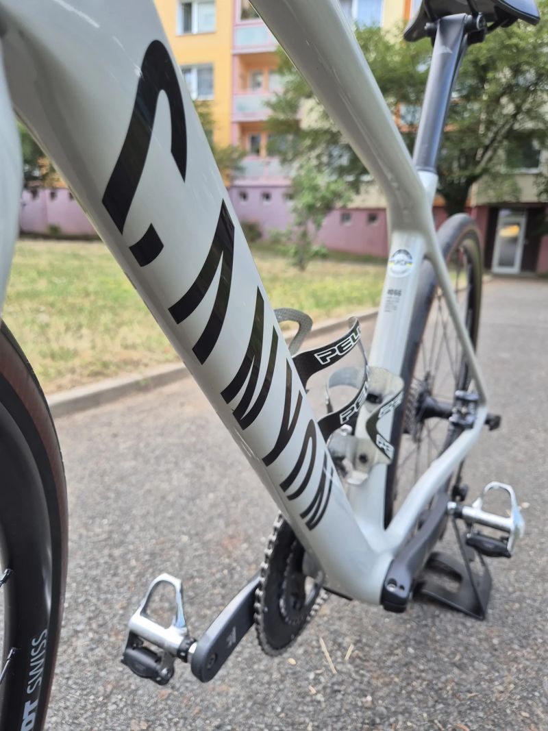 Canyon Endurace CF SL 8 + wattmetr 4iii + bohaté vybavení