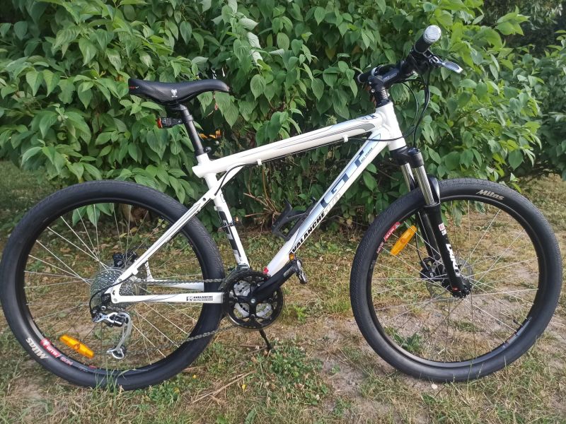 GT Avalanche 1.0 26" – Deore XT (Jako nové)