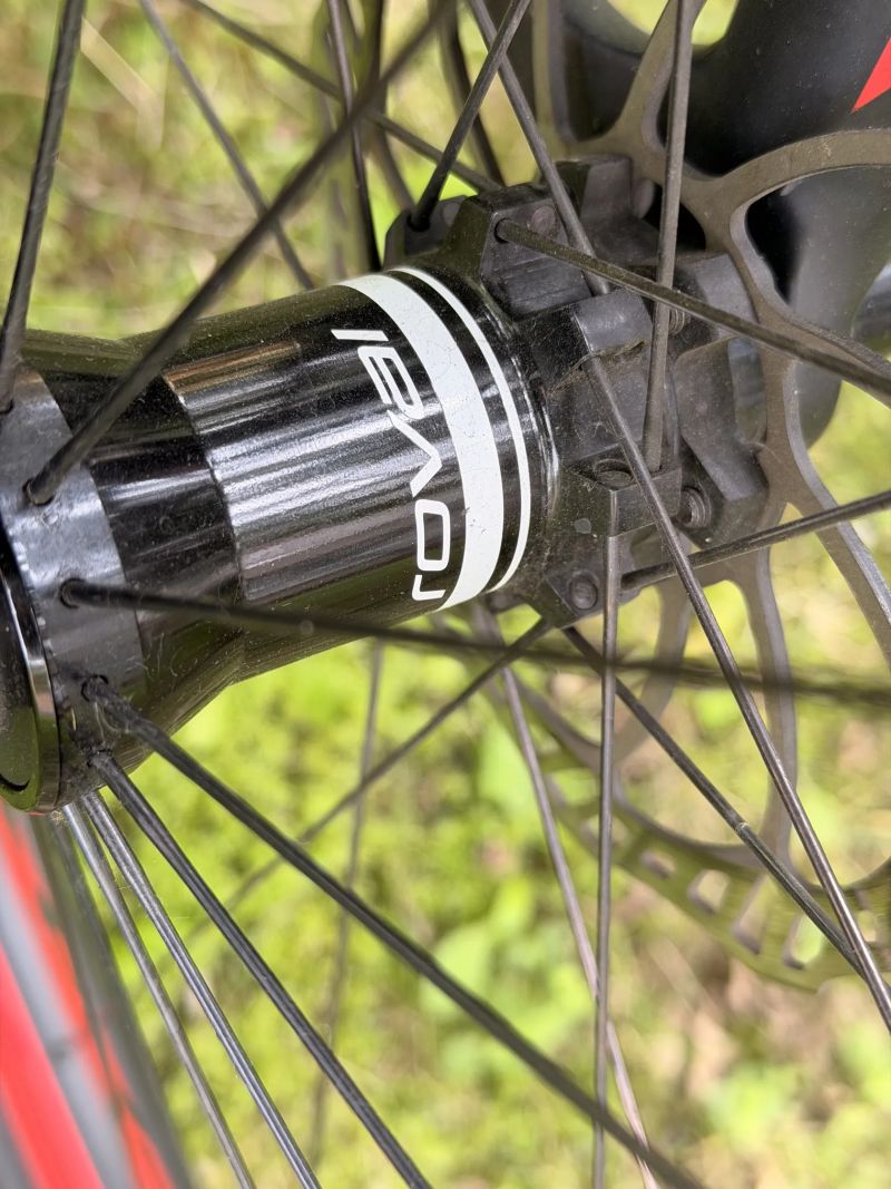 Specialized Epic HT 8,2 kg včetně pedálů. 