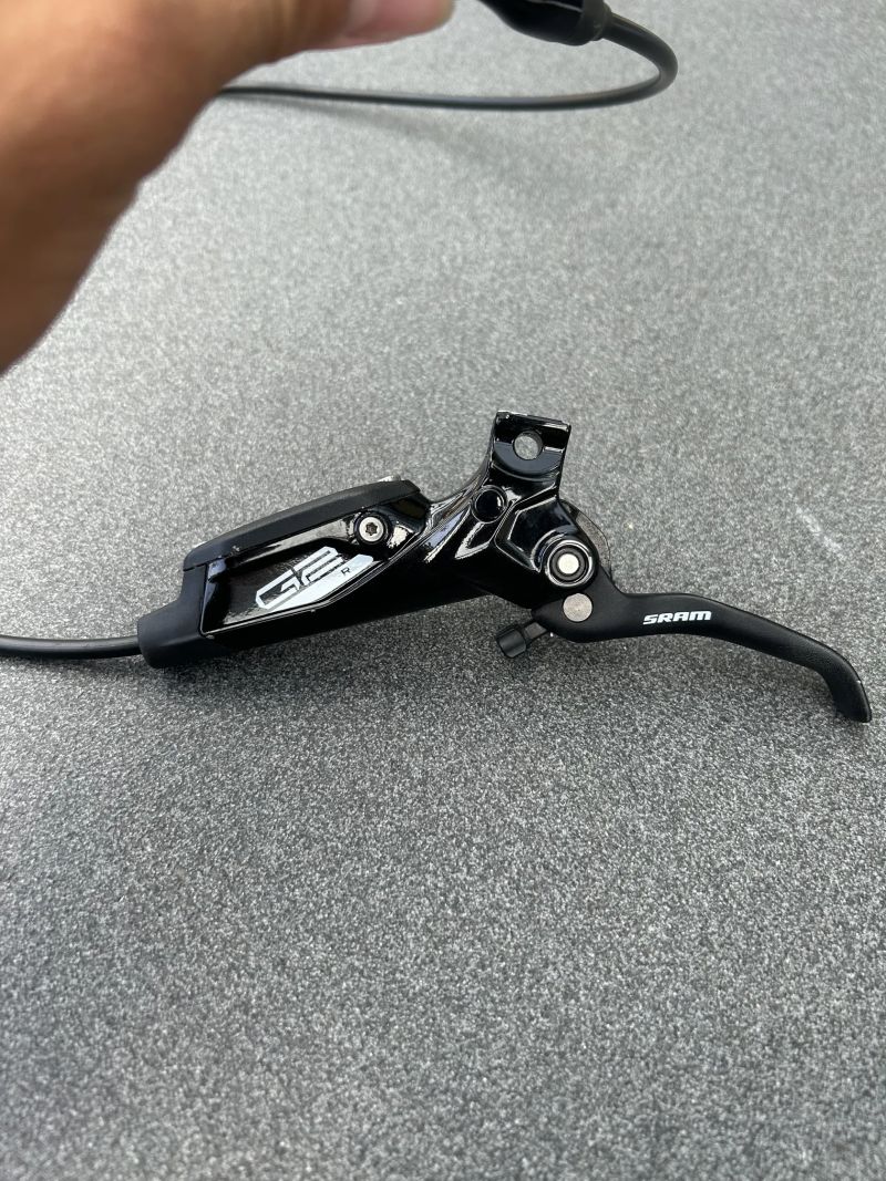 Prodám hydraulické kotoučové brzdy SRAM G2 – přední + zadní