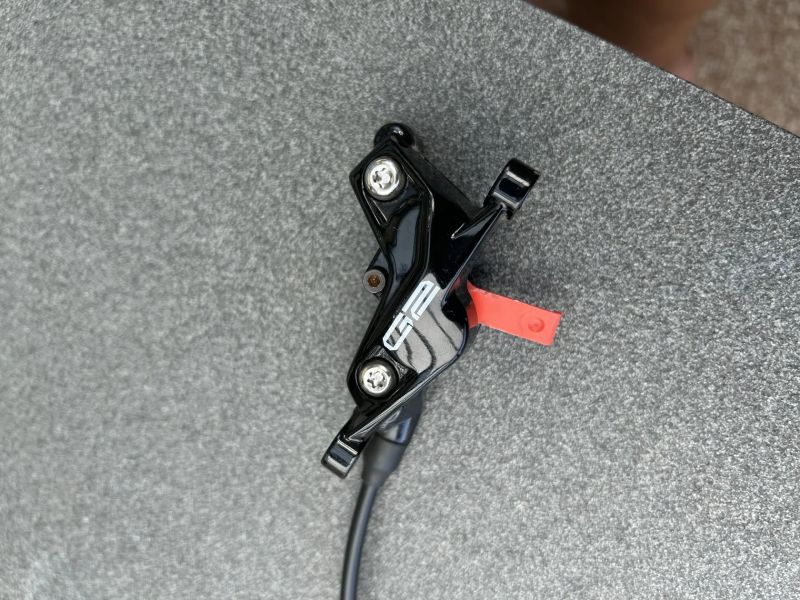 Prodám hydraulické kotoučové brzdy SRAM G2 – přední + zadní