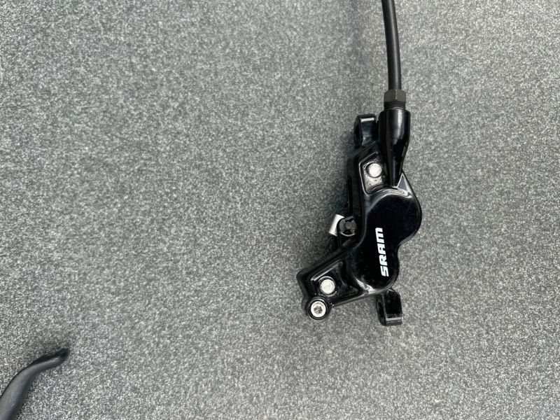 Prodám hydraulické kotoučové brzdy SRAM G2 – přední + zadní