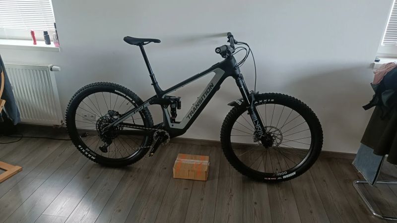 NOVÝ TRANSITION RELAY CARBON GX - 29 2025 vel. L – elektrokolo - záruka