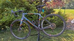 Karbonový gravel Holdsworth Mystique + bikepack brašna Tailfin