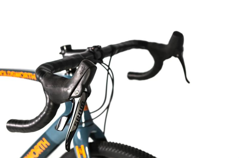 Karbonový gravel Holdsworth Mystique + bikepack brašna Tailfin
