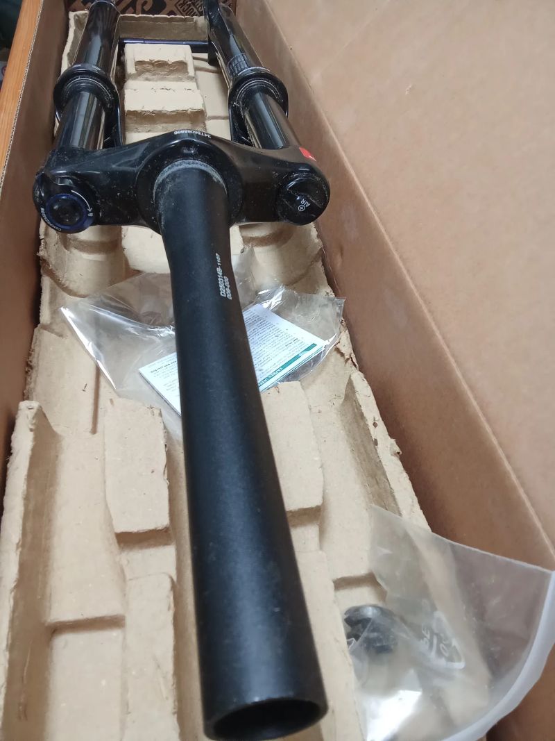 Odpružená vidlice RockShox Recon Silver RL 27.5" Boost 130mm (FS-RCNS-RL-D1)