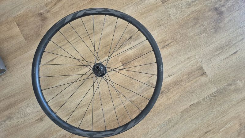 Zapletená karbonová kola Giant TRX2 MTB 29'