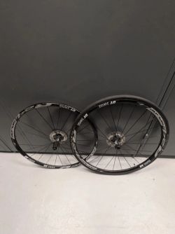 Silniční zapletená kola DT Swiss R24 DB, pevné osy, 1820 g 