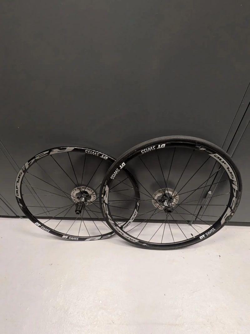 Silniční zapletená kola DT Swiss R24 DB, pevné osy, 1820 g 