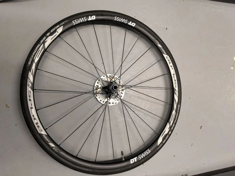 Silniční zapletená kola DT Swiss R24 DB, pevné osy, 1820 g 