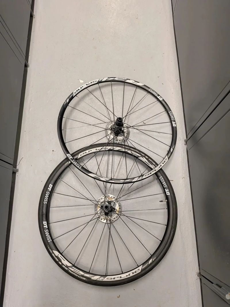 Silniční zapletená kola DT Swiss R24 DB, pevné osy, 1820 g 