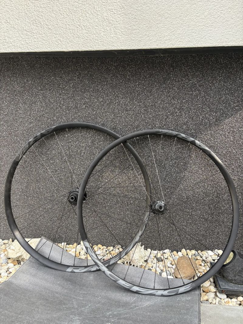 Zapletená kola RACEFACE AR27 29”