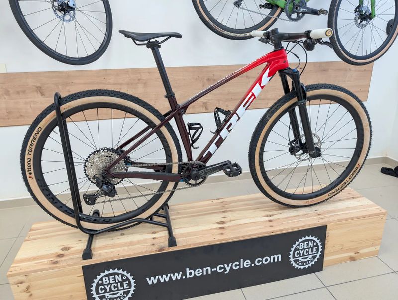 Trek PROCALIBER 9.8.- karbonova kola bontrager