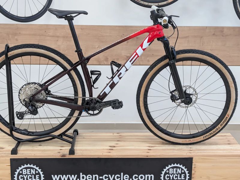 Trek PROCALIBER 9.8.- karbonova kola bontrager