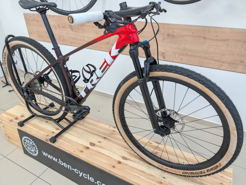 Trek PROCALIBER 9.8.- karbonova kola bontrager