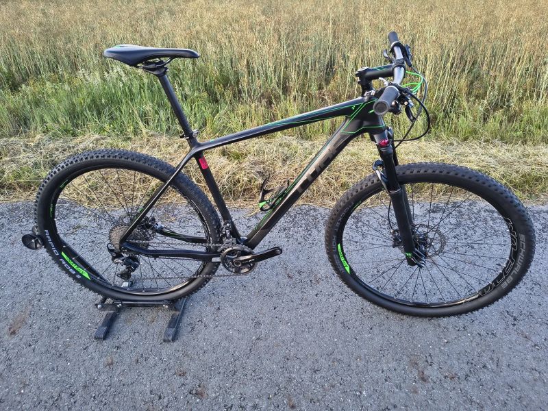 KARBONOVÉ HORSKÉ KOLO CUBE, SHIMANO XT, JAKO NOVÉ